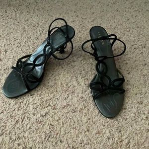 Size 9 black Pesaro heels.